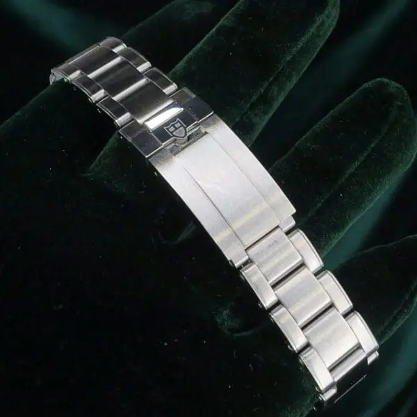 15 - buckle or clasp closed diagonal