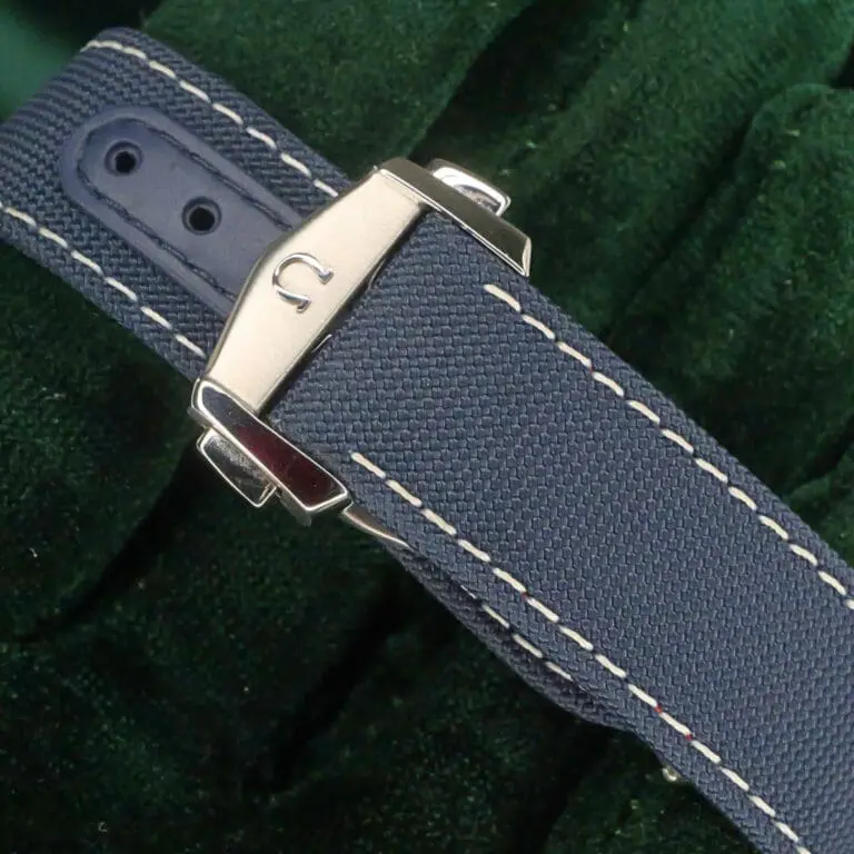 15 - buckle or clasp closed diagonal