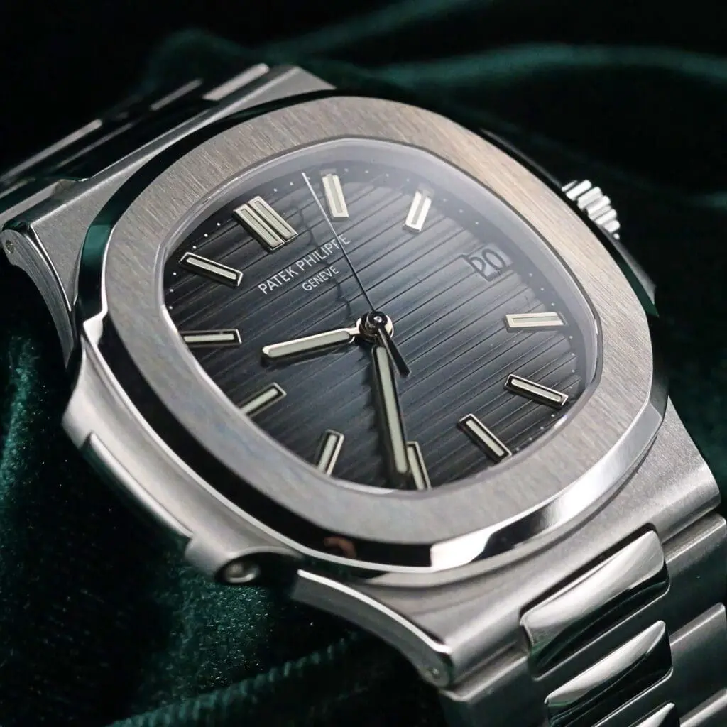 Patek Philippe Nautilus Blue Dial Stainless Steel 40mm MINT CONDITION COMPLETE SET 5711/1A-010