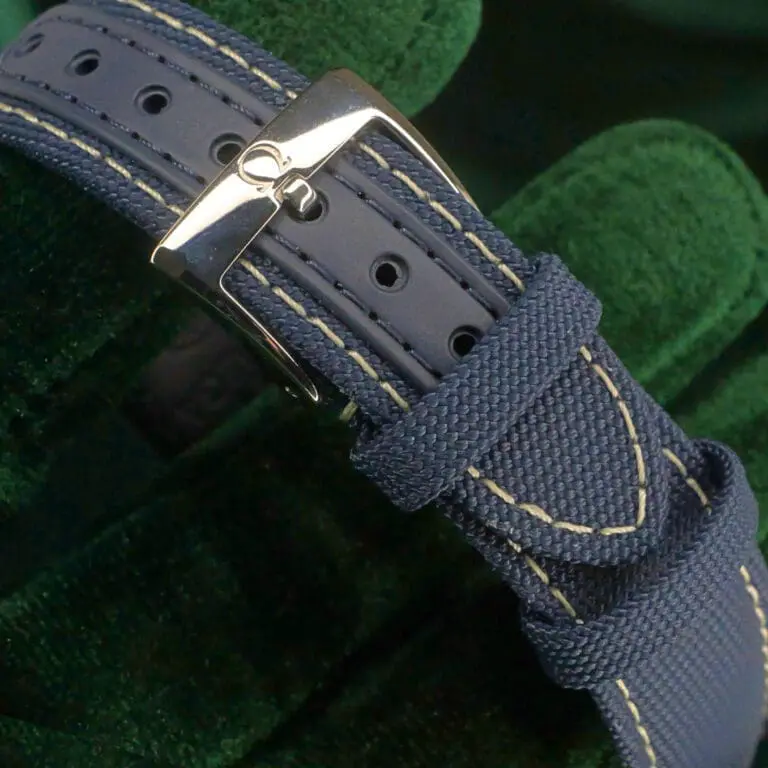 15 - buckle or clasp closed diagonal