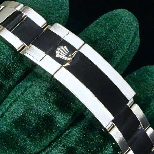 15 - buckle or clasp closed diagonal