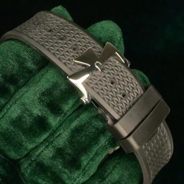 15 - buckle or clasp closed diagonal