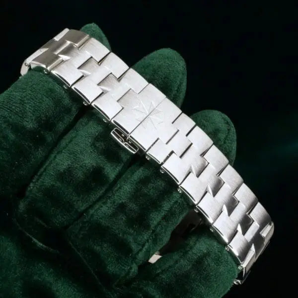15 - buckle or clasp closed diagonal