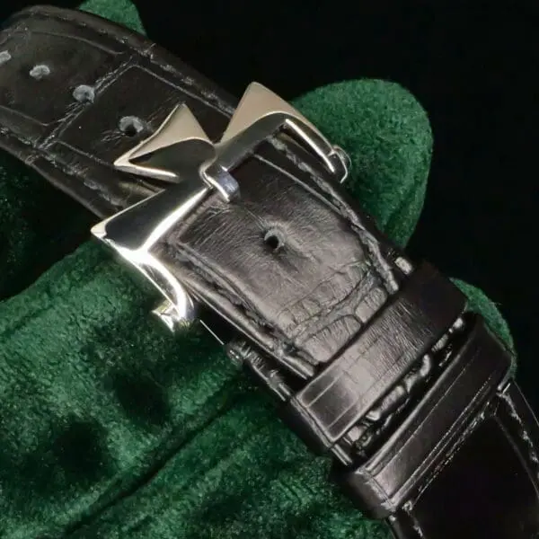 15 - buckle or clasp closed diagonal