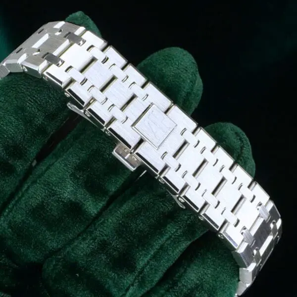 15 - buckle or clasp closed diagonal