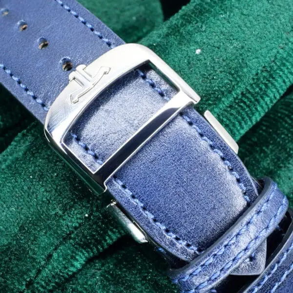 15 - buckle or clasp closed diagonal