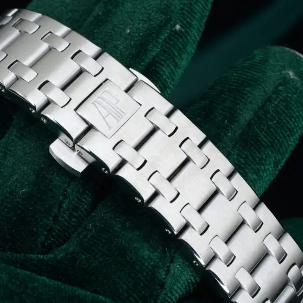 15 - buckle or clasp closed diagonal