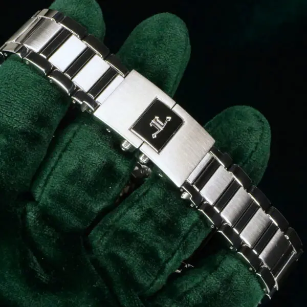15 - buckle or clasp closed diagonal