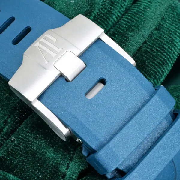 15 - buckle or clasp closed diagonal