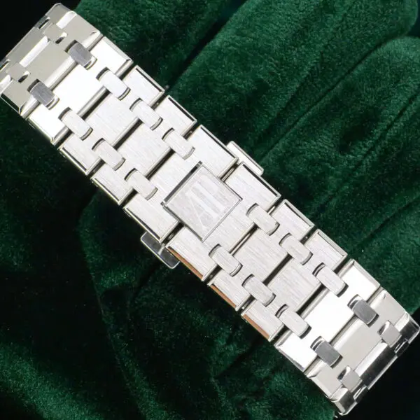 15 - buckle or clasp closed diagonal