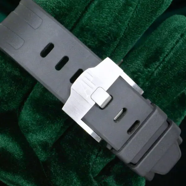 15 - buckle or clasp closed diagonal