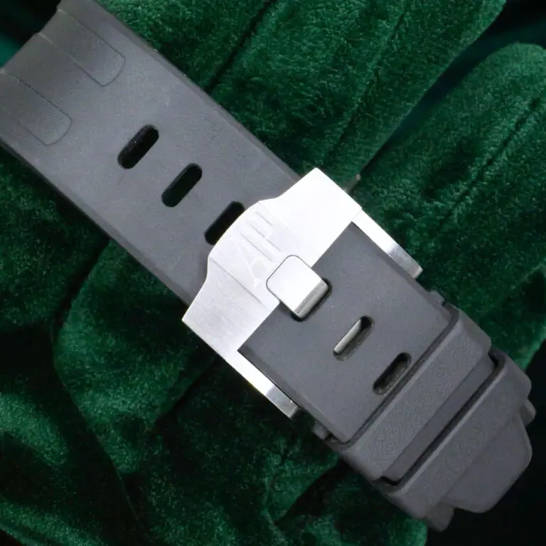 15 - buckle or clasp closed diagonal