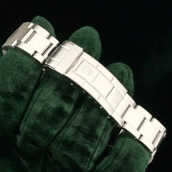 16 - buckle or clasp closed vertical