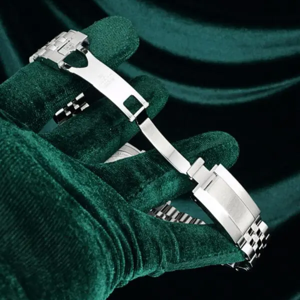 17 - buckle or clasp open