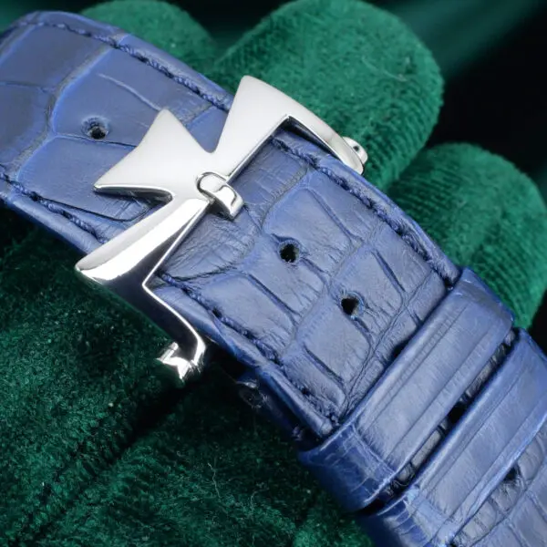 15 - buckle or clasp closed diagonal