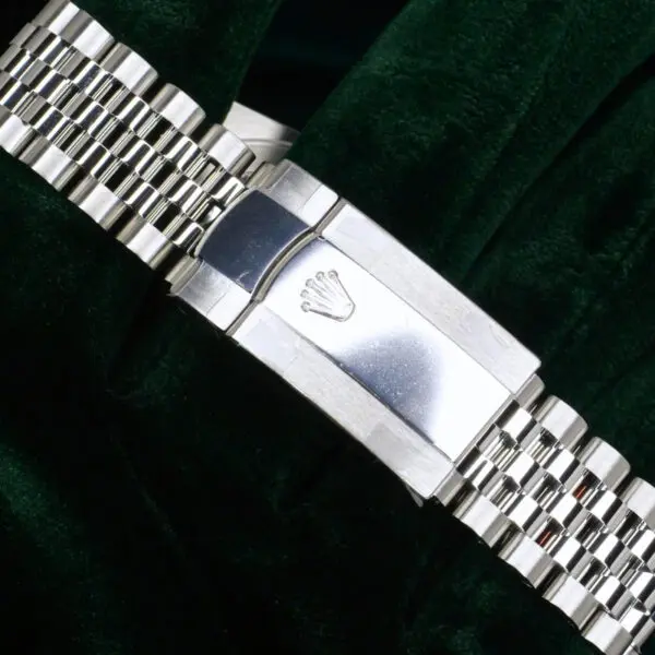 15 - buckle or clasp closed diagonal
