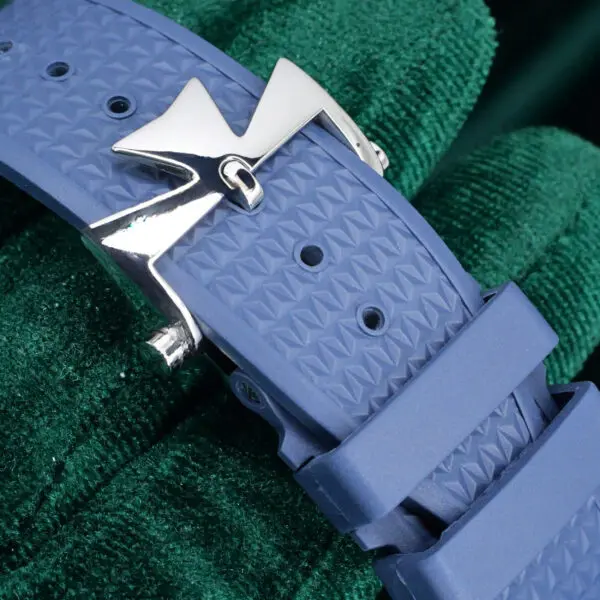 15 - buckle or clasp closed diagonal