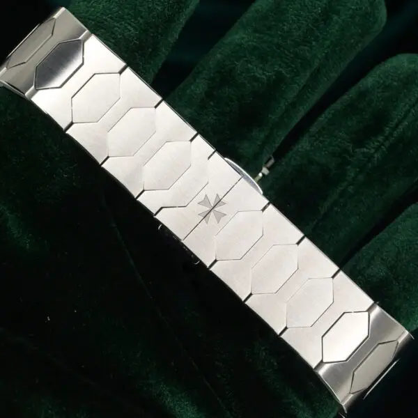 15 - buckle or clasp closed diagonal