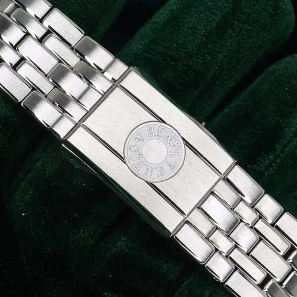 15 - buckle or clasp closed diagonal