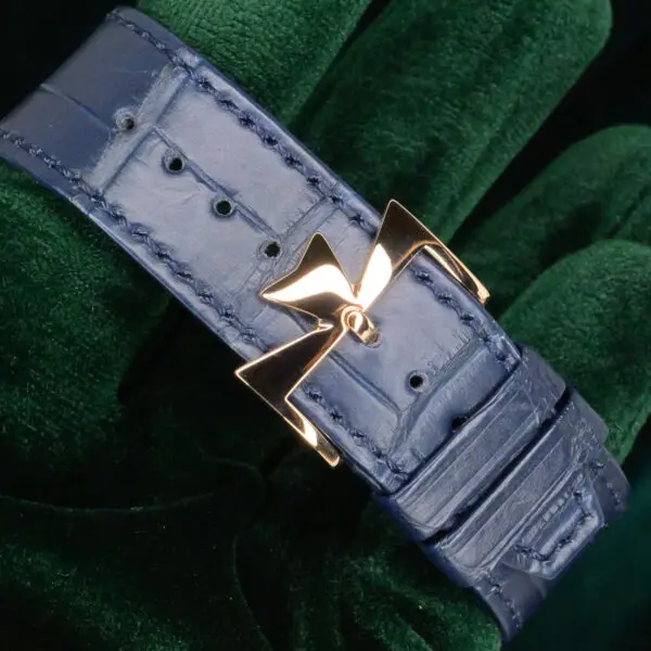 15 - buckle or clasp closed diagonal