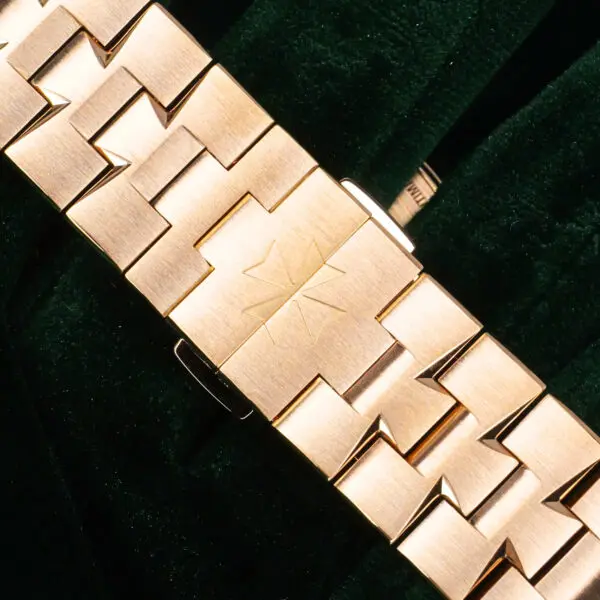 15 - buckle or clasp closed diagonal