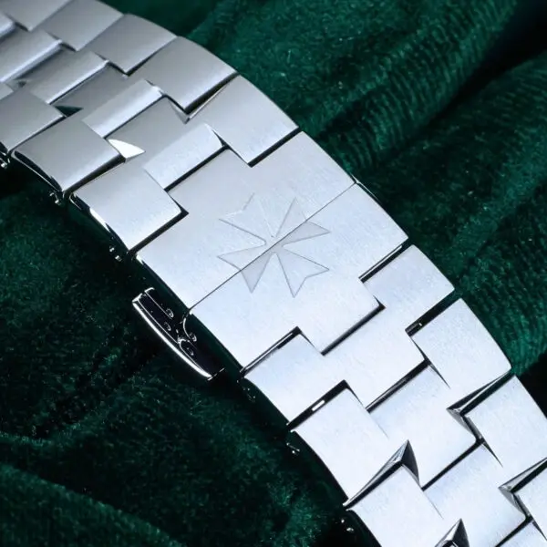 15 - buckle or clasp closed diagonal