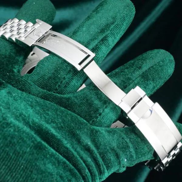17 - buckle or clasp open