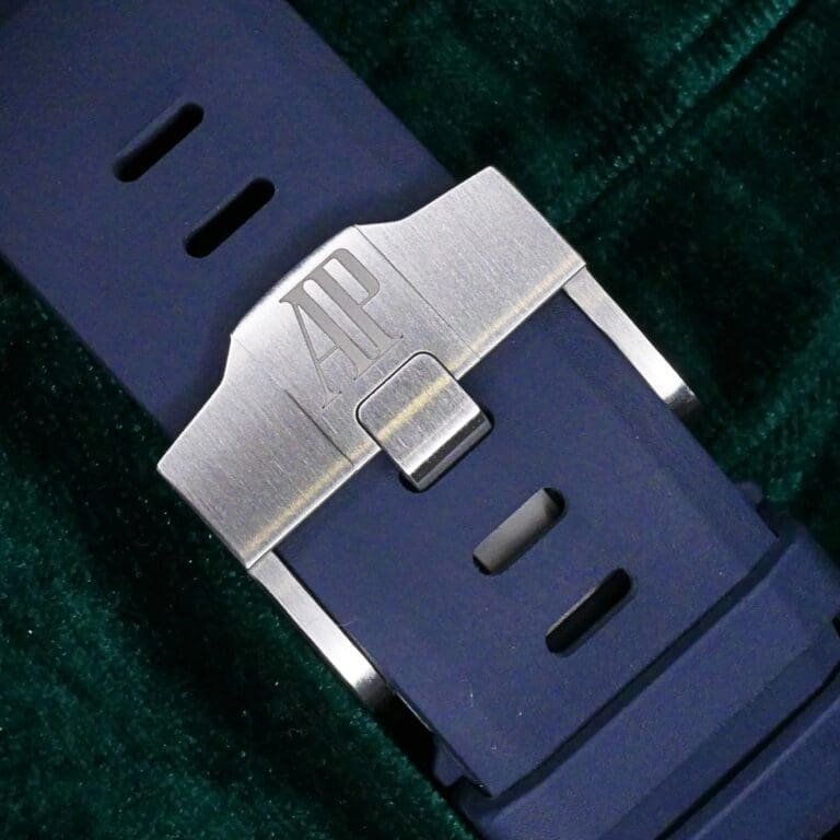 17 - buckle or clasp closed diagonal