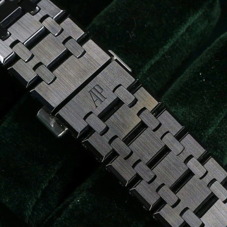 17 - buckle or clasp closed diagonal