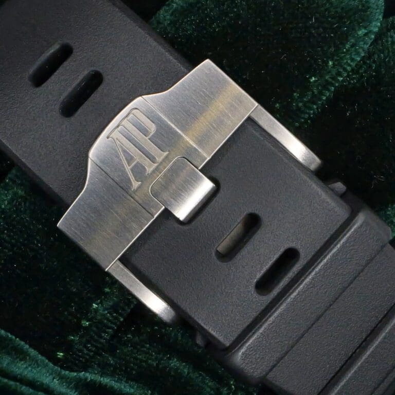 17 - buckle or clasp closed diagonal