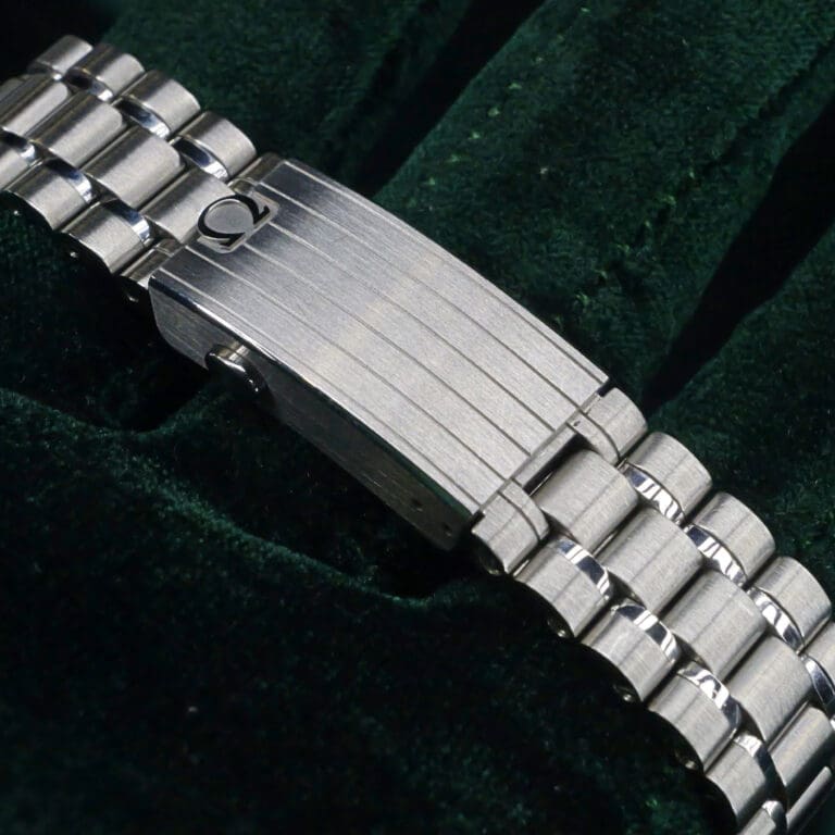 15 - buckle or clasp closed diagonal