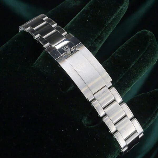 15 - buckle or clasp closed diagonal