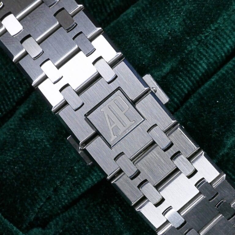 17 - buckle or clasp closed diagonal