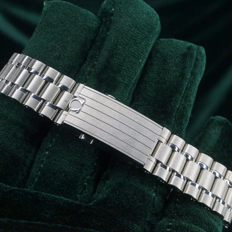 15 - buckle or clasp closed diagonal