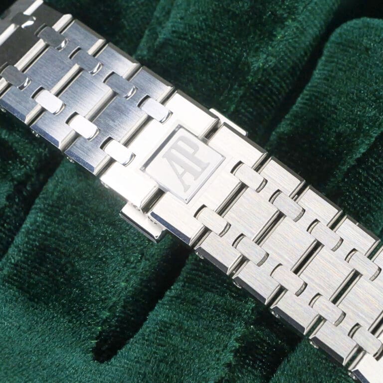15 - buckle or clasp closed diagonal