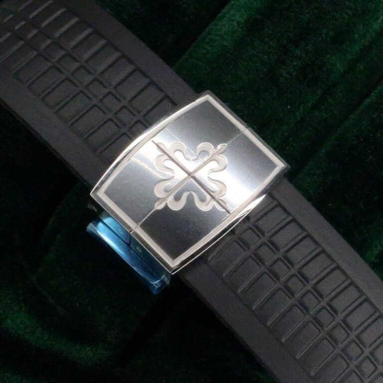 15 - buckle or clasp closed diagonal