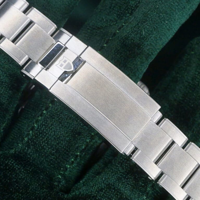 15 - buckle or clasp closed diagonal