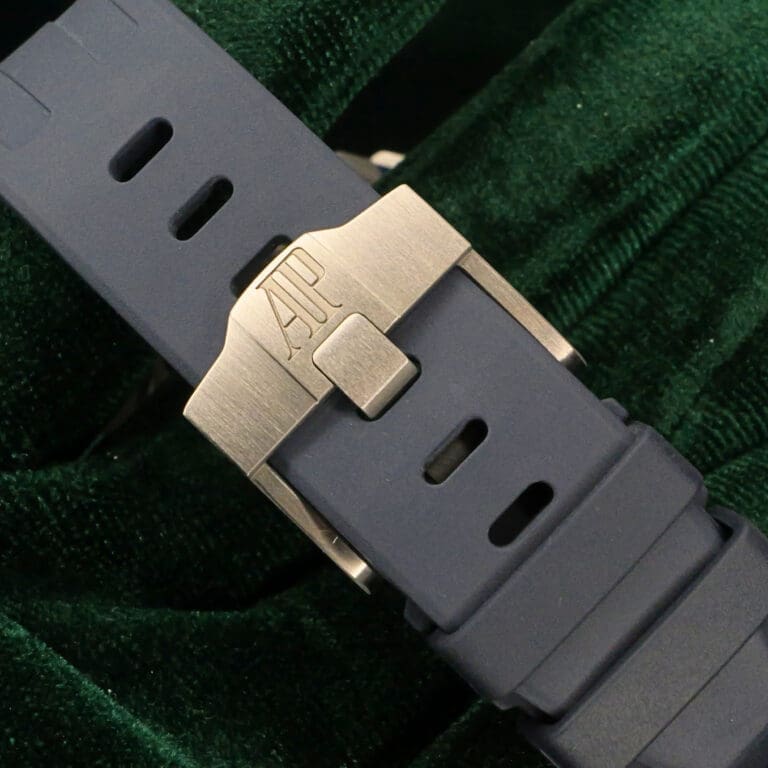 15 - buckle or clasp closed diagonal