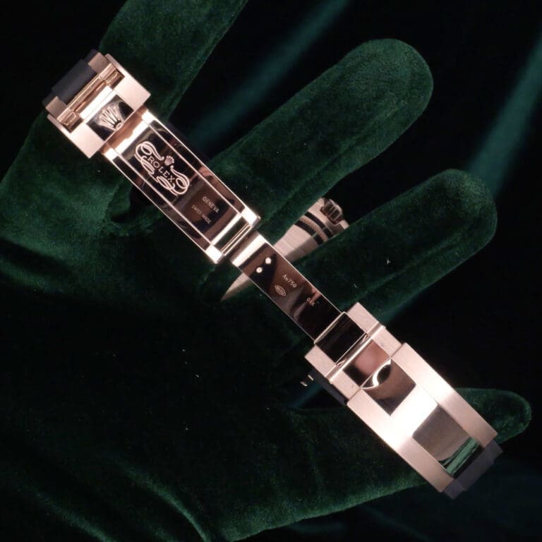 16 - buckle or clasp closed vertical