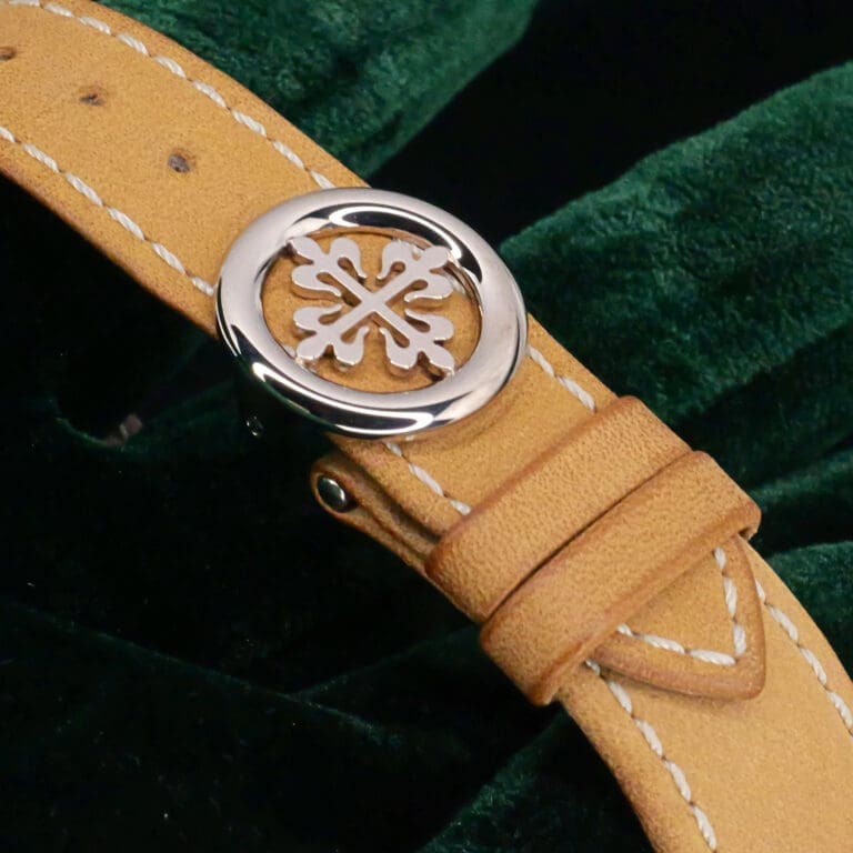 15 - buckle or clasp closed diagonal