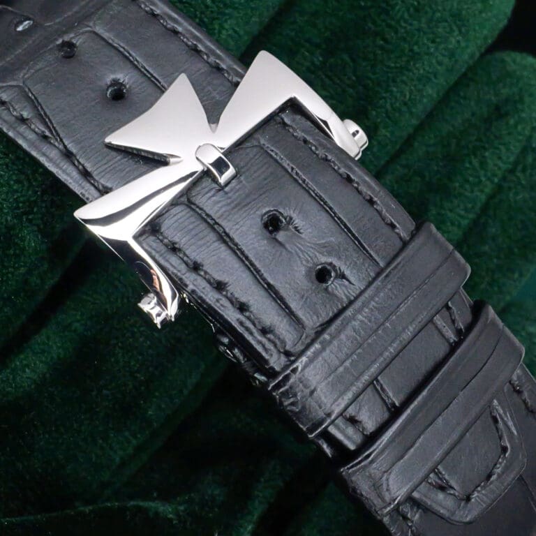 15 - buckle or clasp closed diagonal