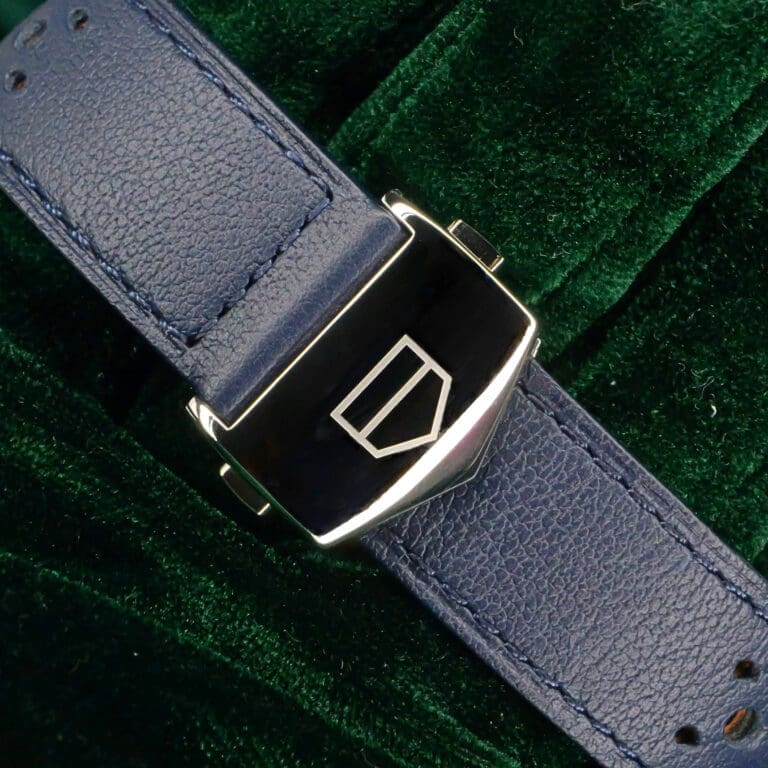 15 - buckle or clasp closed diagonal