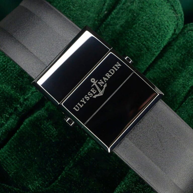15 - buckle or clasp closed diagonal