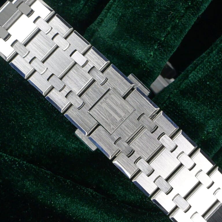 15 - buckle or clasp closed diagonal
