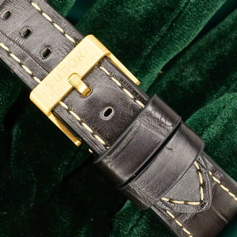 15 - buckle or clasp closed diagonal