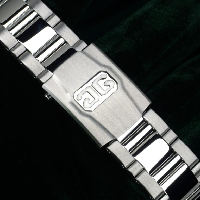 15 - buckle or clasp closed diagonal