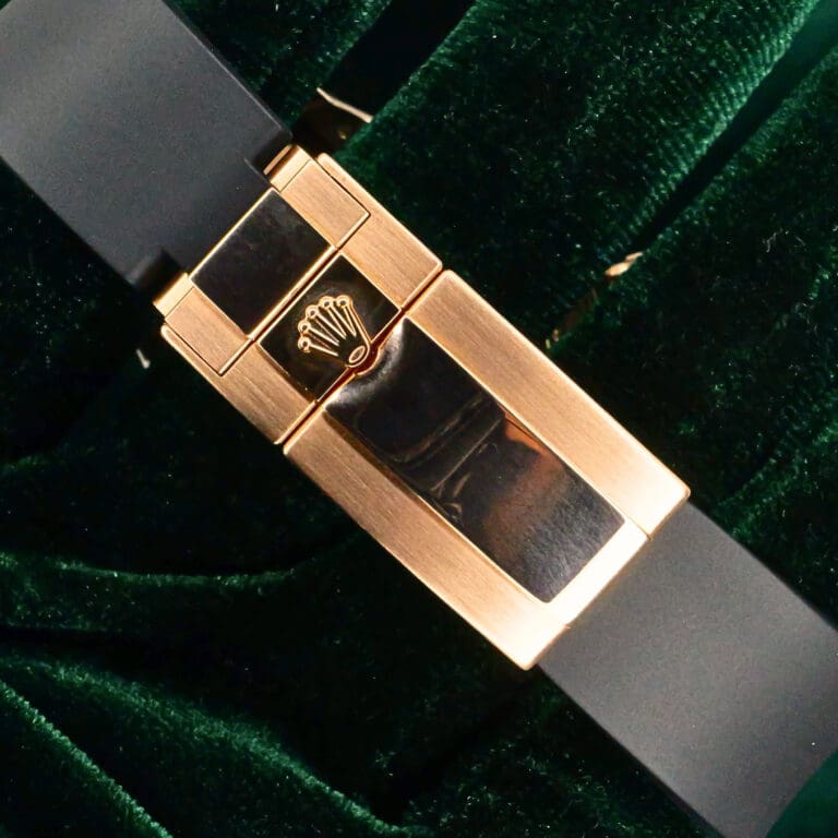 15 - buckle or clasp closed diagonal
