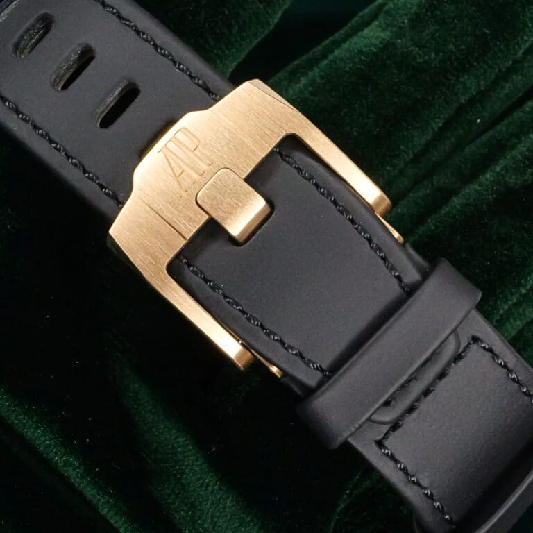 15 - buckle or clasp closed diagonal