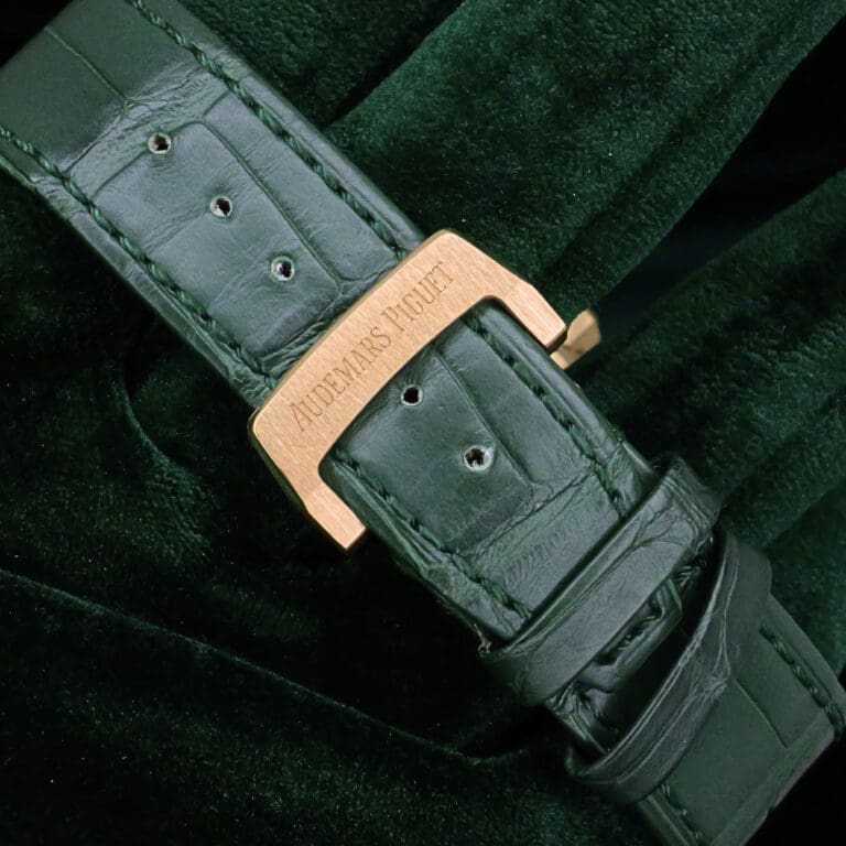 15 - buckle or clasp closed diagonal