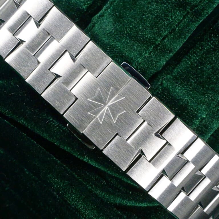 15 - buckle or clasp closed diagonal
